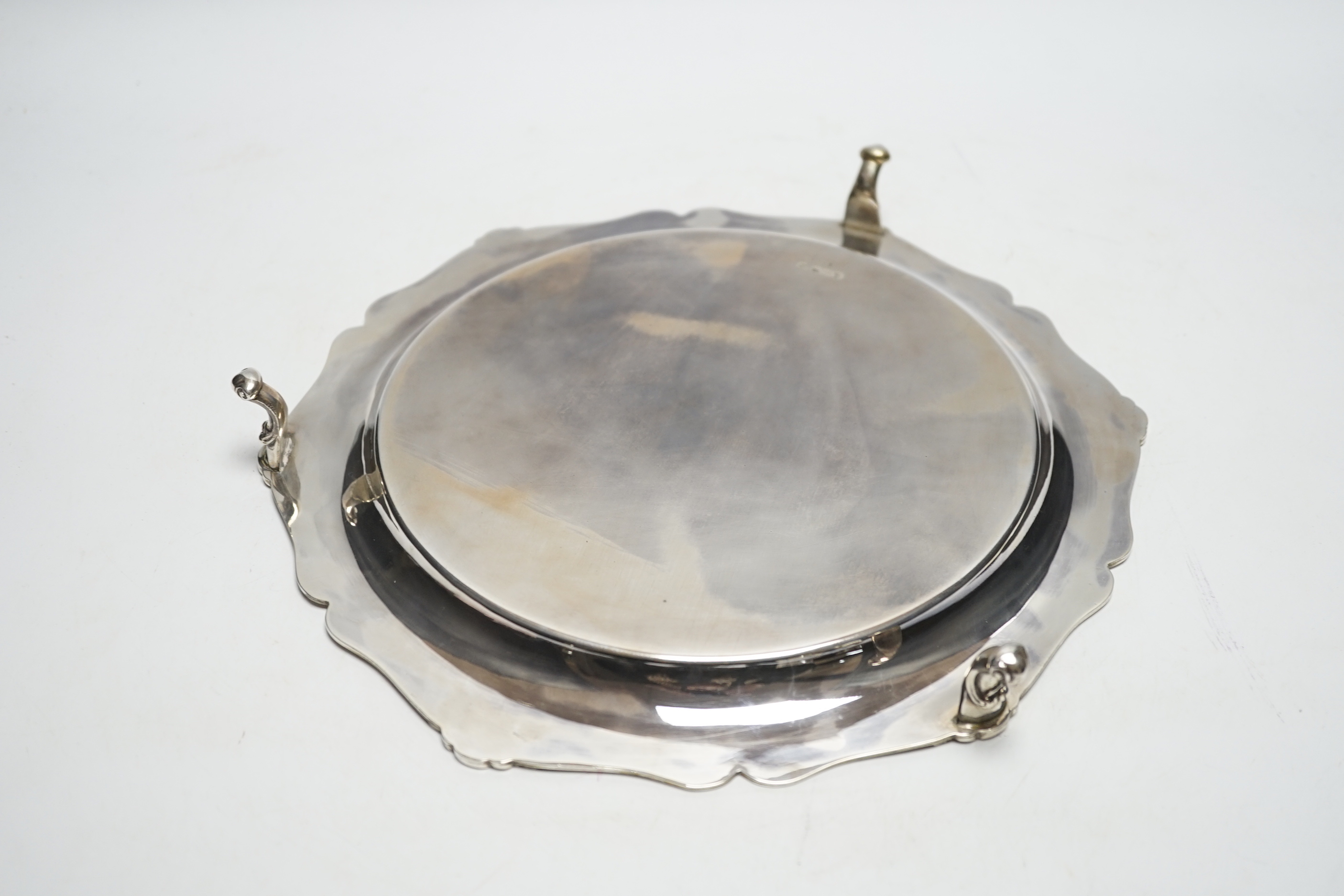 A George V silver shaped circular salver, on three scroll feet, Martin, Hall & Co, Sheffield, 1929, 26.9cm, 17.2oz.